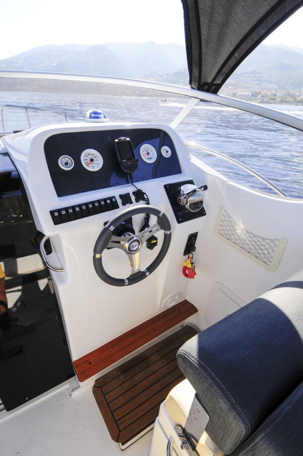 Saver 750 Cabin Sport Nautic Service Lago Di Garda Posto Guida4