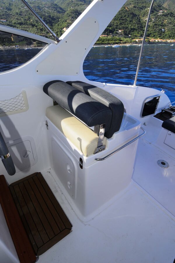 Saver 750 Cabin Sport Nautic Service Lago Di Garda Sedile Guida3